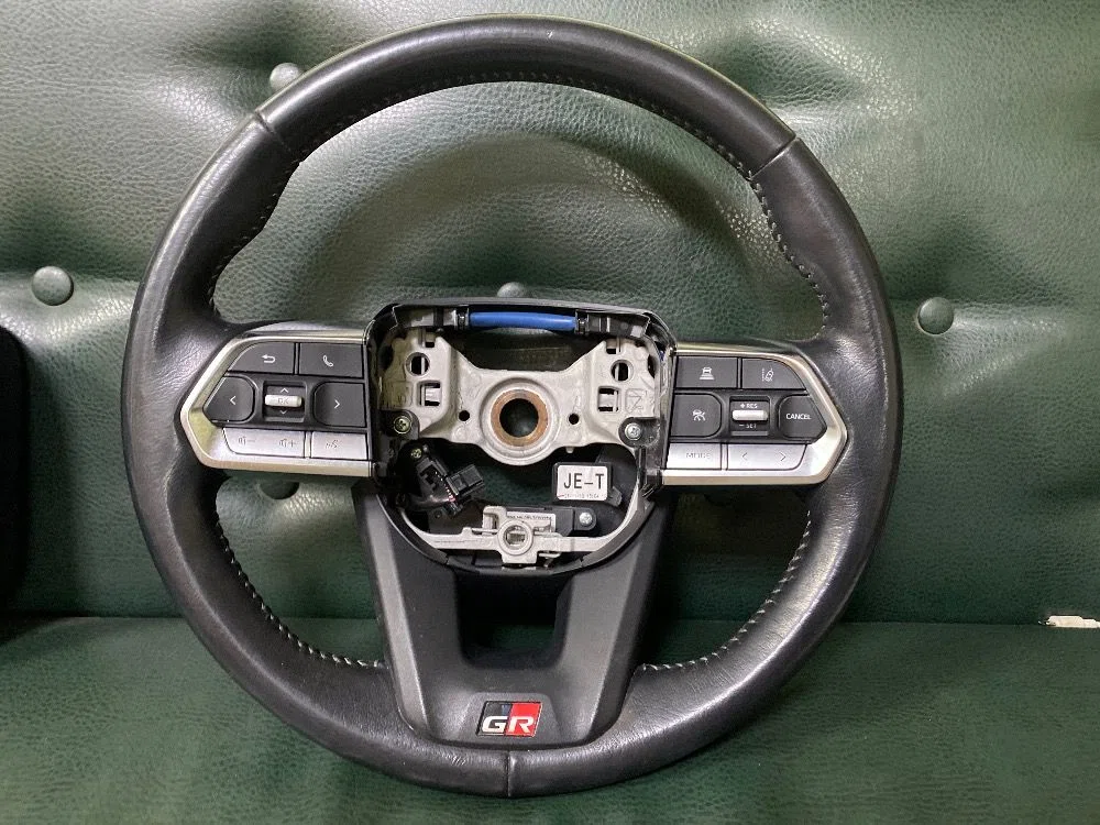 Руль (рулевое колесо) Toyota Land Cruiser 300 (2021—2026), фото 1