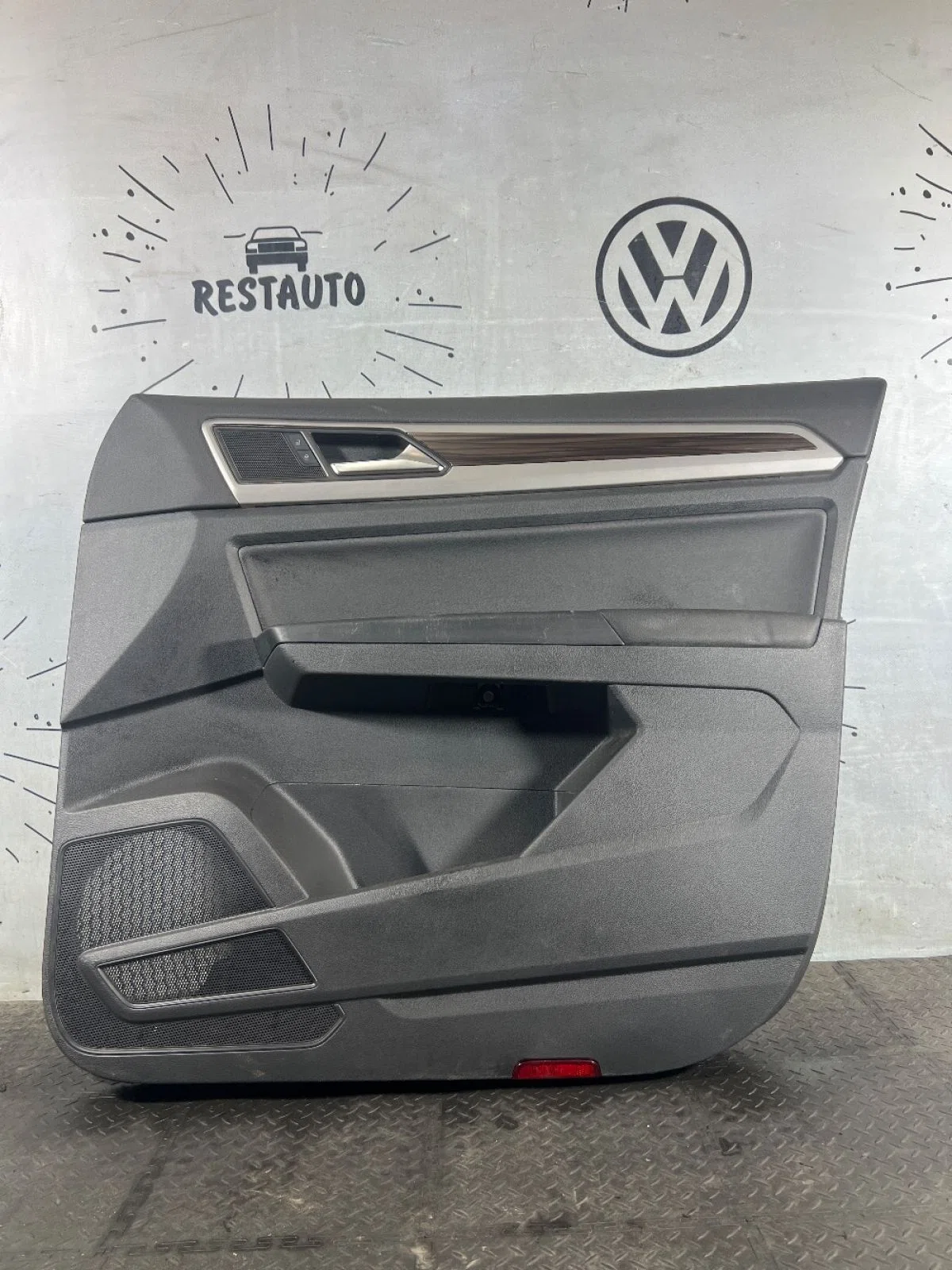 Обшивка двери передней правой Volkswagen Teramont I (2017—2021), фото 1