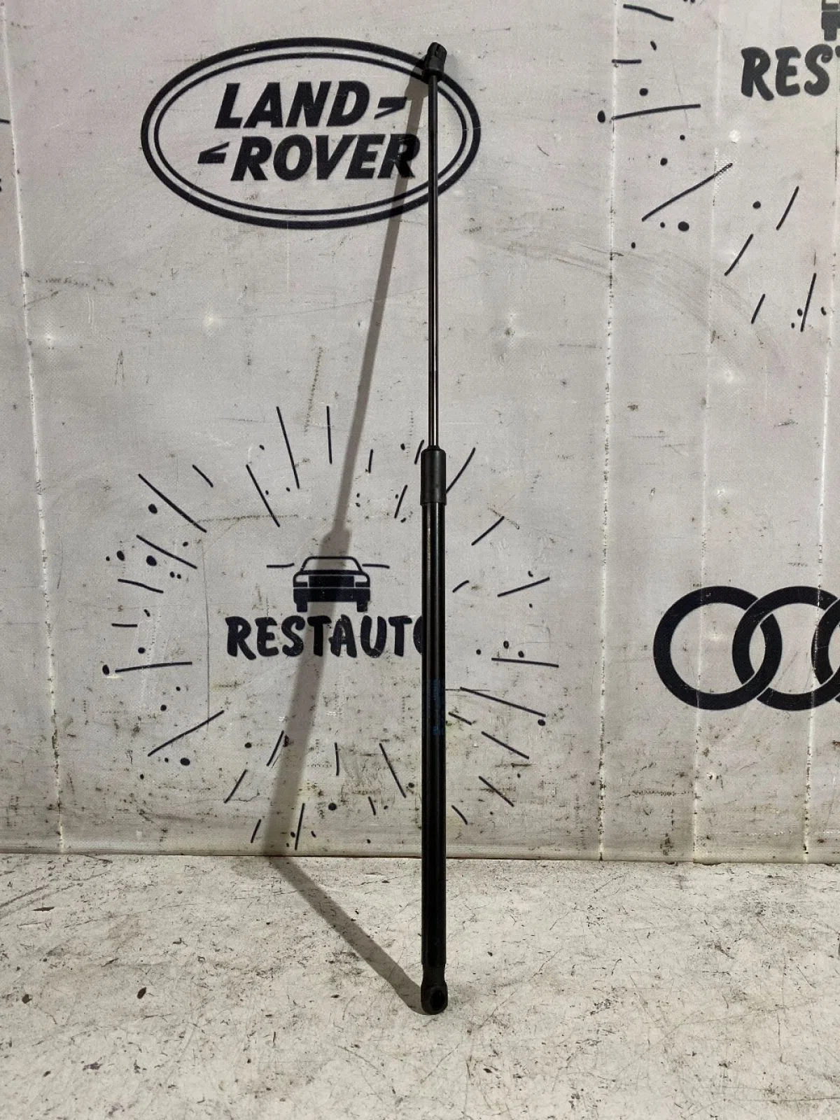 Амортизатор капота Audi RS Q3 8U рестайлинг (2015—2018), фото 1