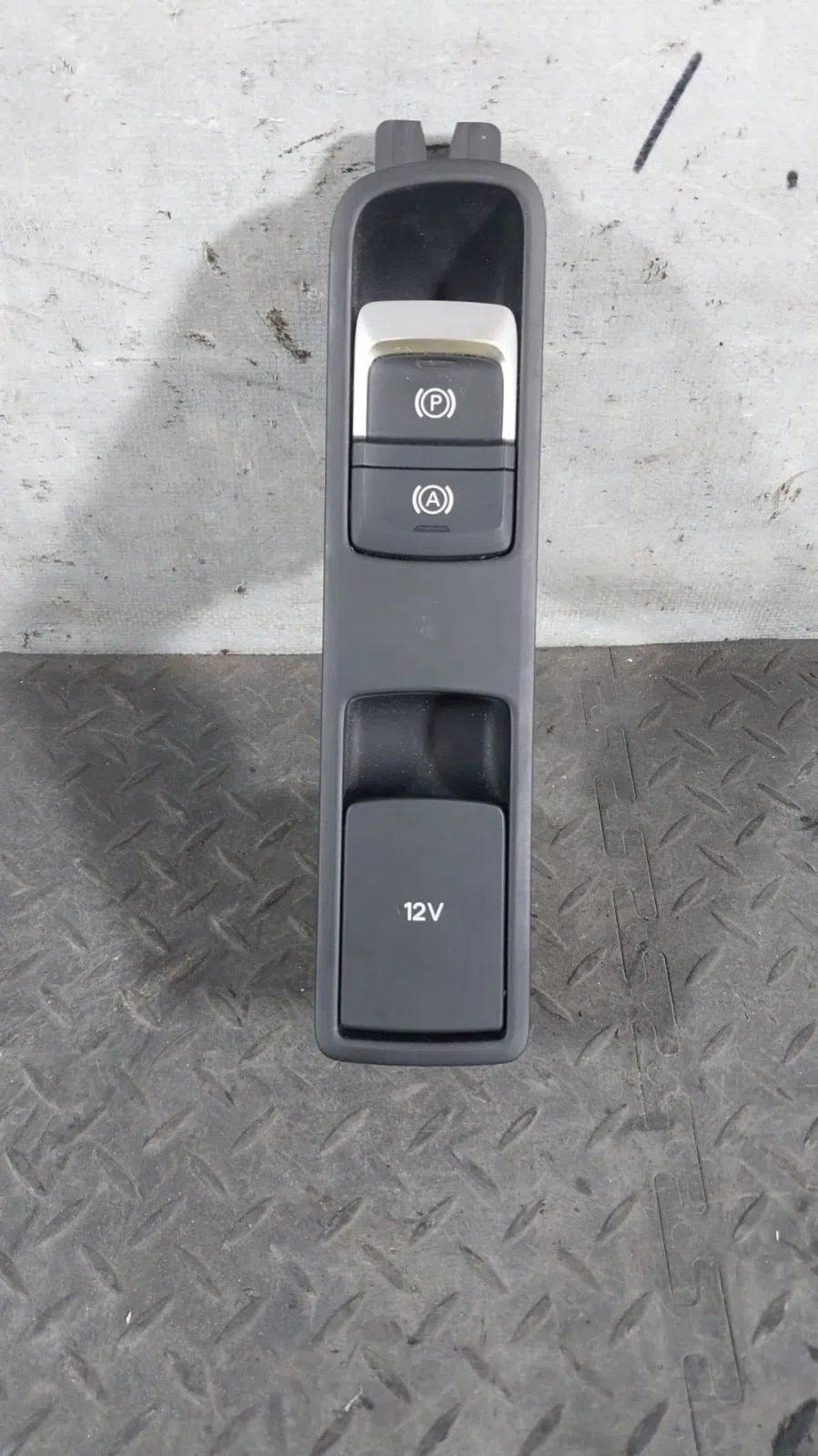 Кнопка фиксатора стояночного тормоза Audi Q3 I рестайлинг (2014—2018), фото 1