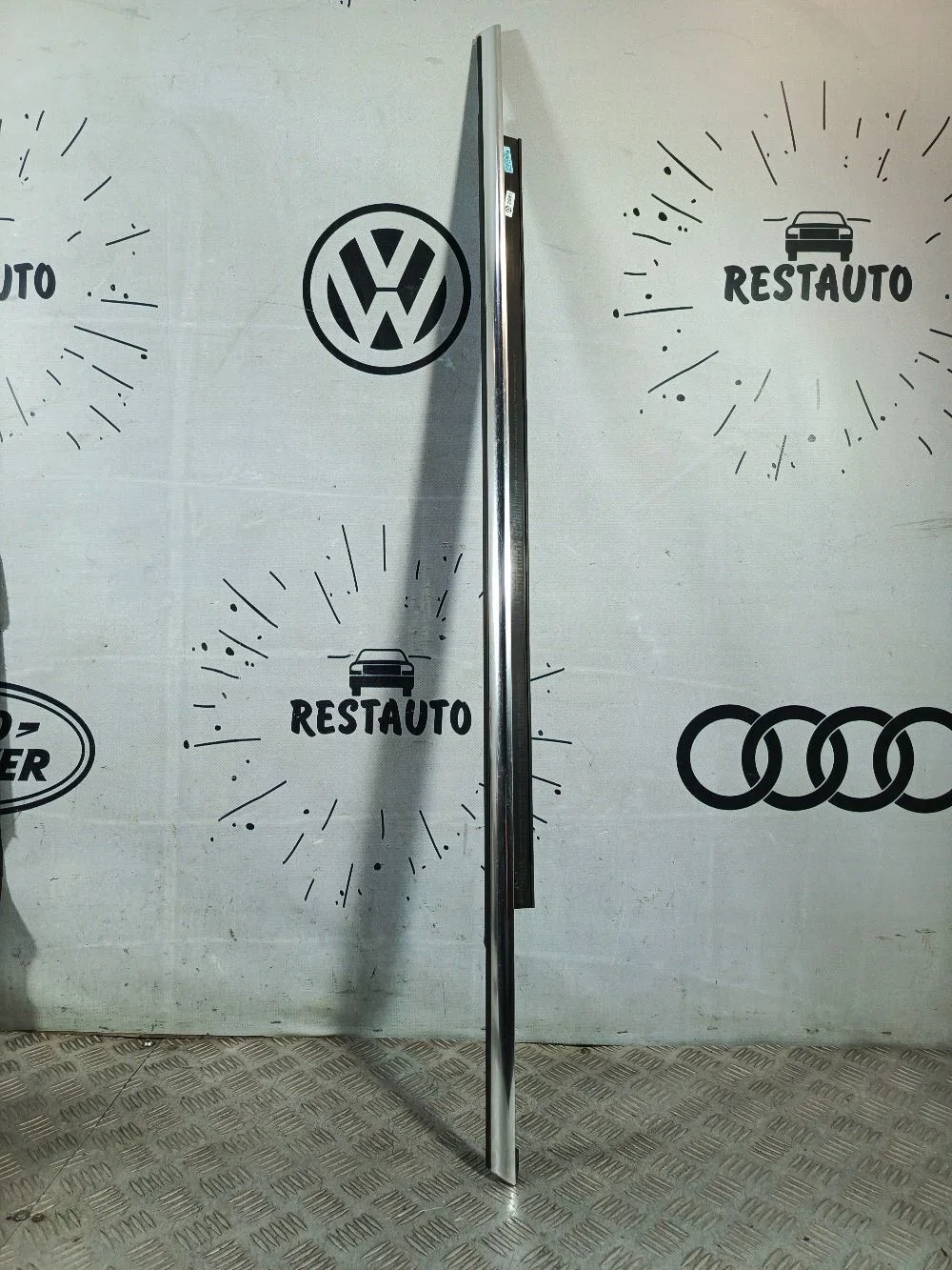 Молдинг стекла двери задний левый Audi A8 D4 (2010—2014), фото 1