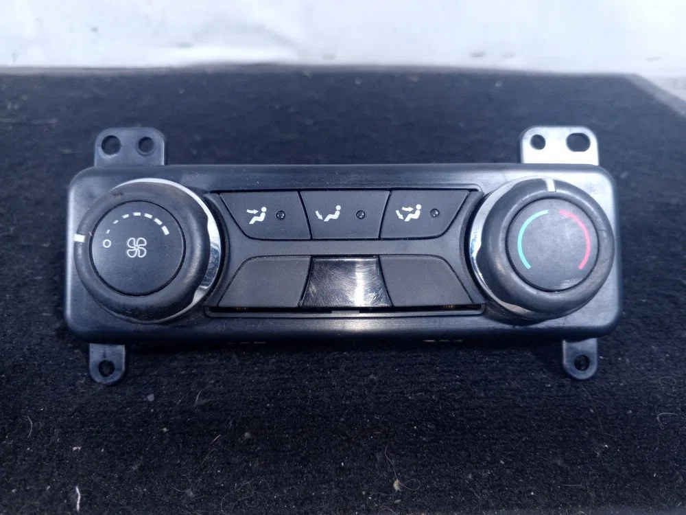 Блок управления климатической установкой Ford Explorer V (2010—2015), фото 1