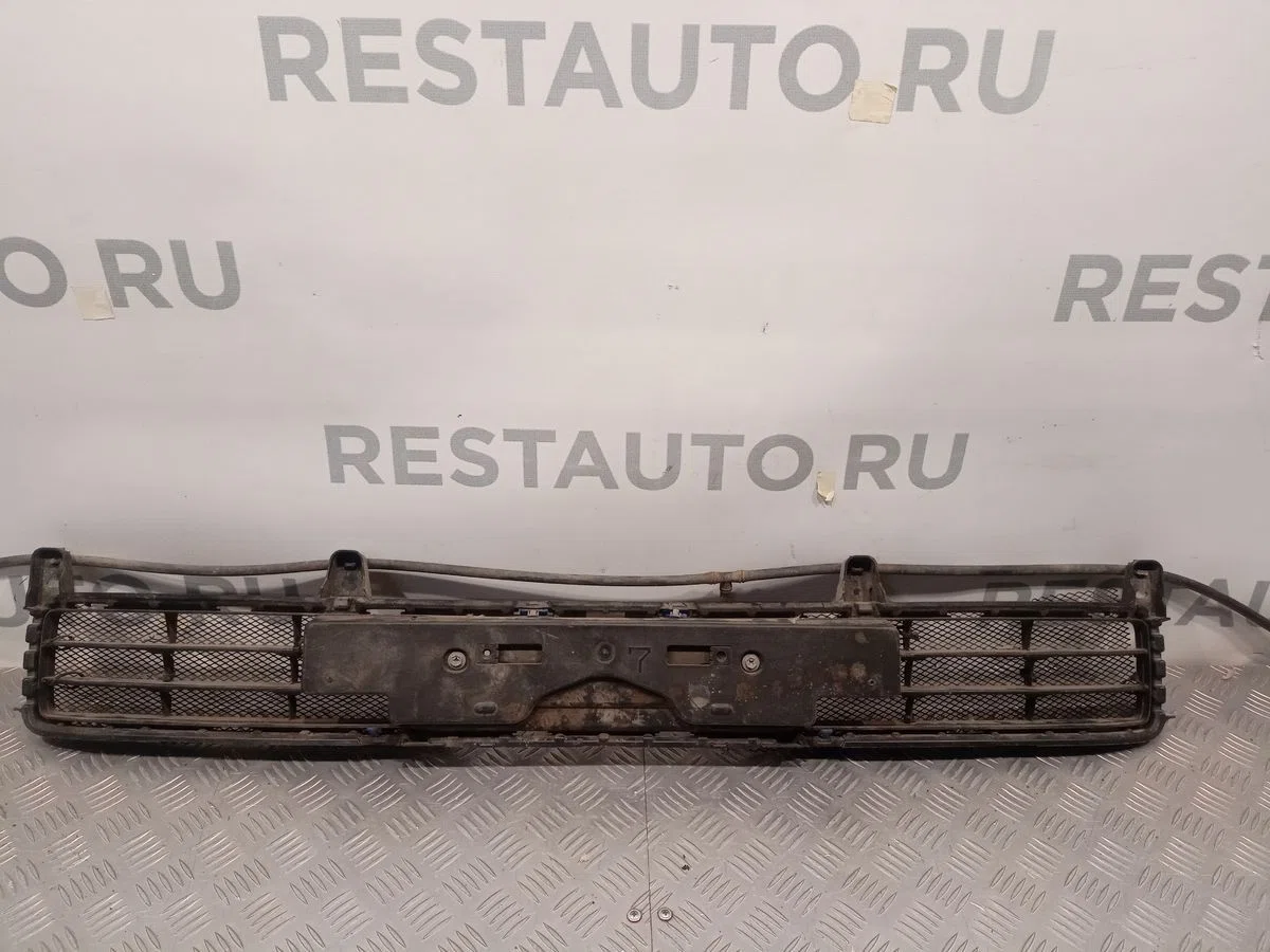 Решетка в бампер центральная Toyota Land Cruiser 200 рестайлинг (2012—2015), фото 1