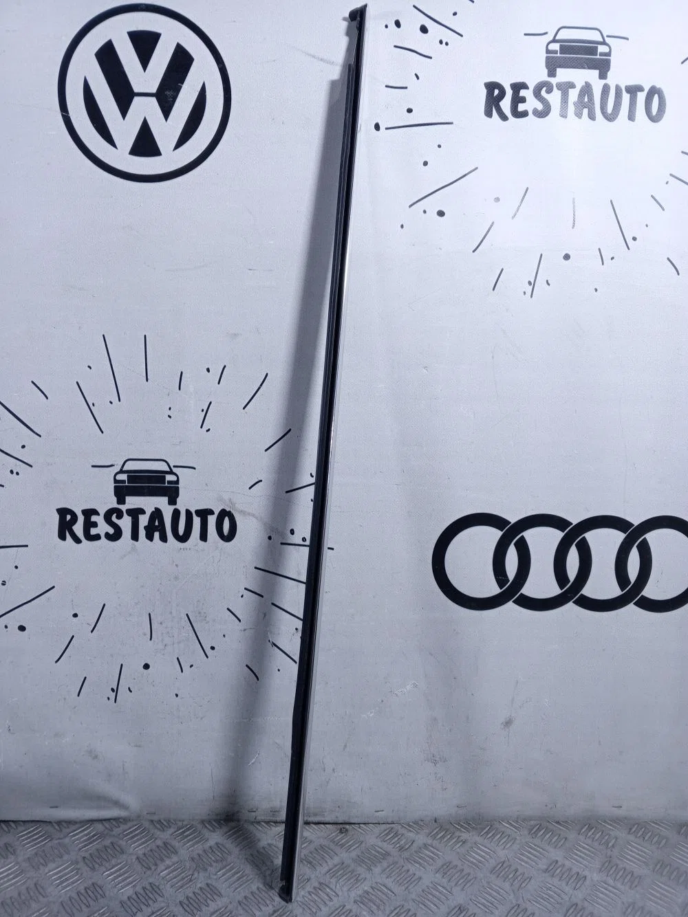 Молдинг стекла двери передний левый Volkswagen Touareg II (2010—2014), фото 1