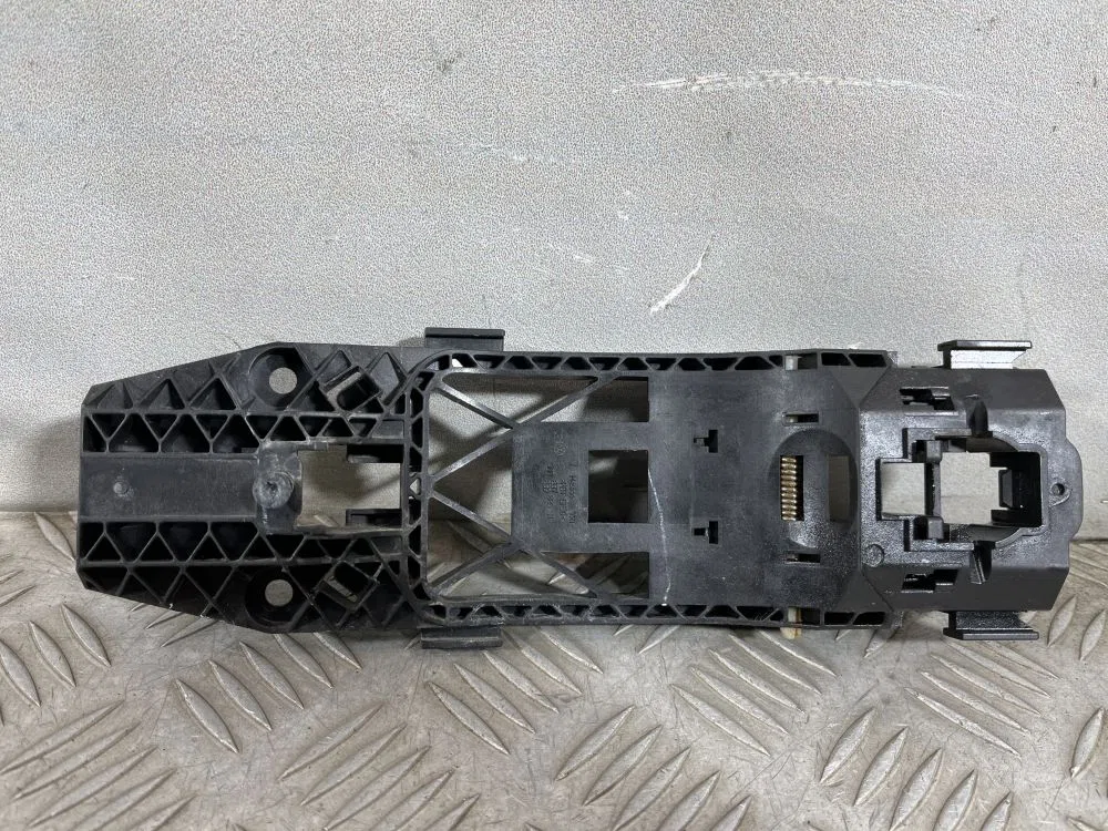 Кронштейн ручки двери Volkswagen Teramont I (2017—2021), фото 1