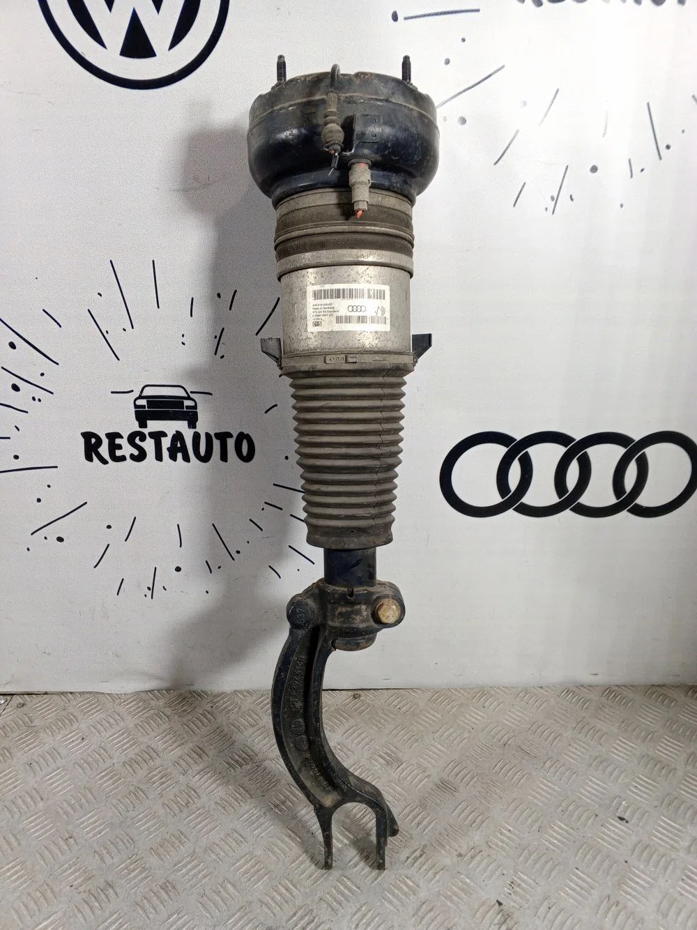 Амортизатор передний левый Audi A8 D4 (2010—2014), фото 1