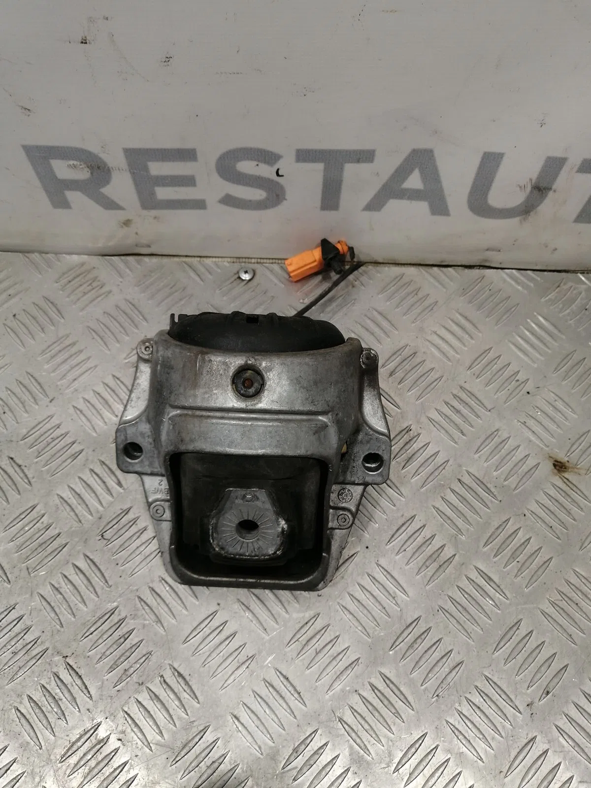 Подушка двигателя Audi A4 B8 (2007—2012), фото 1