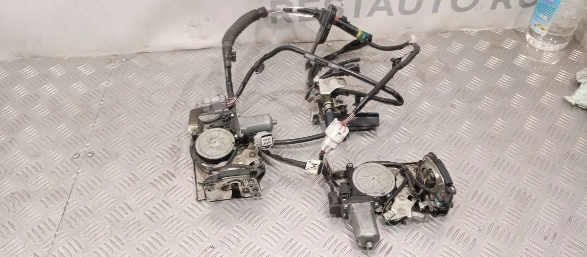 Замок багажника Toyota Land Cruiser 200 (2007—2012), фото 1