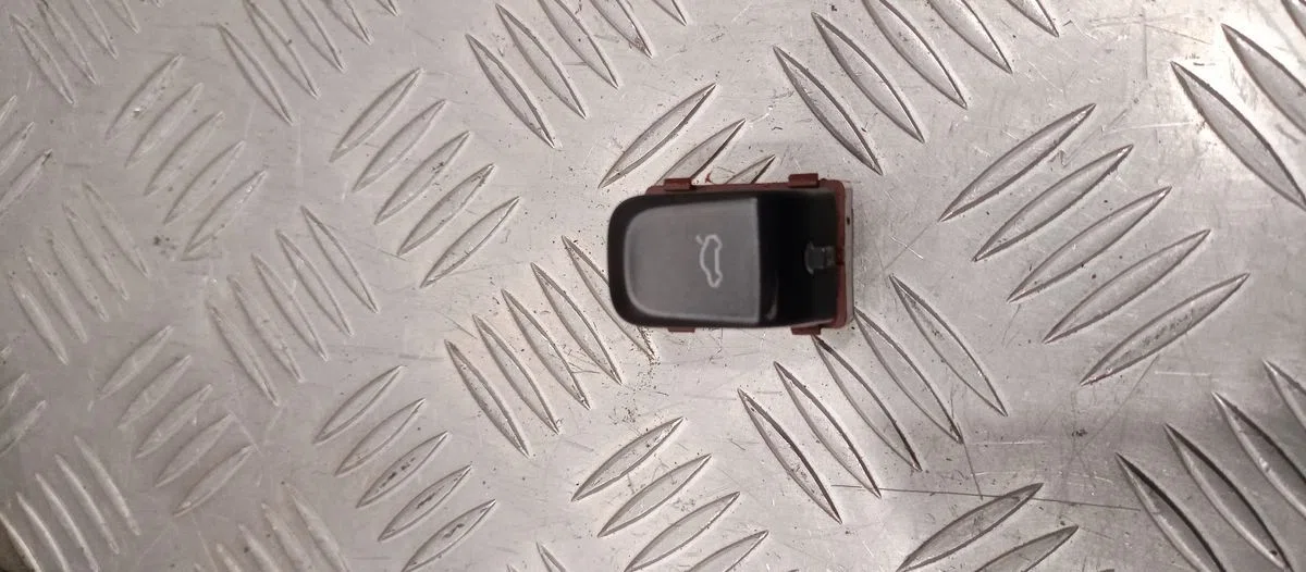 Кнопка открывания багажника Audi A5 I (2007—2011), фото 1