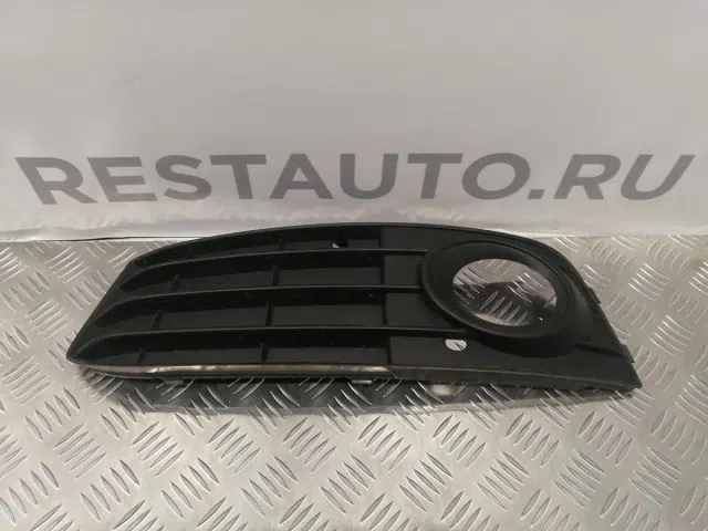 Рамка противотуманной фары левой Audi A4 B8 (2007—2012)
