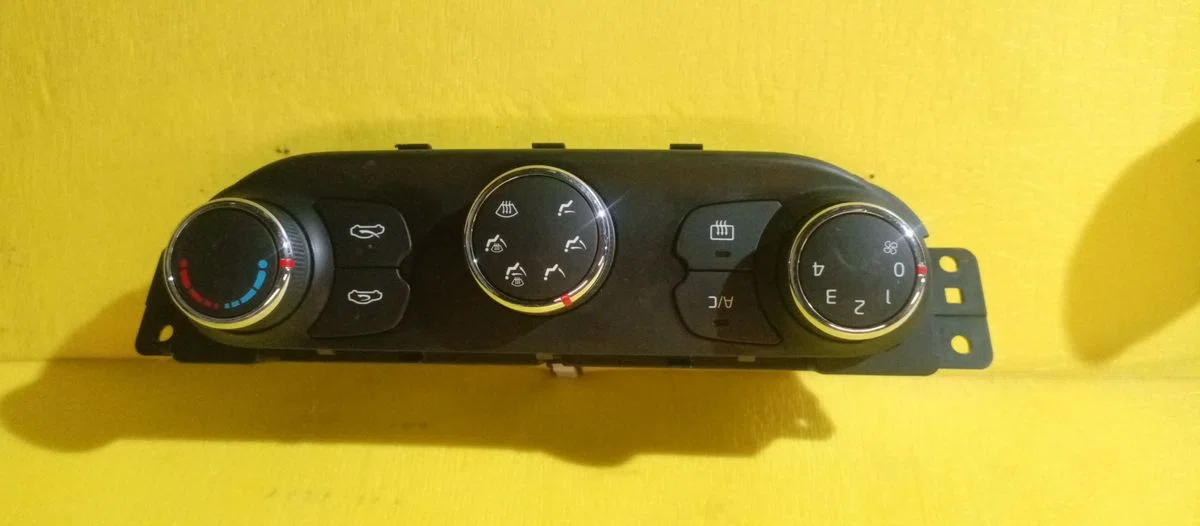 Блок управления климатической установкой Kia Ceed JD (2012—2015), фото 1