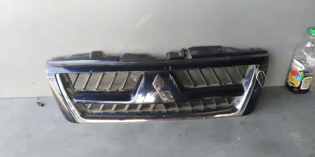Решетка радиатора Mitsubishi Pajero III (1999—2003)