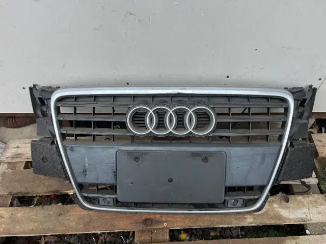 Решетка радиатора Audi A4 B8 (2007—2012)