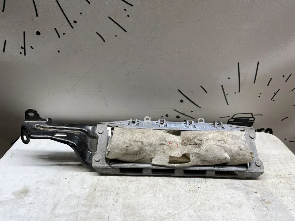 Подушка безопасности нижняя (для колен) Toyota Land Cruiser 200 рестайлинг (2012—2015), фото 1