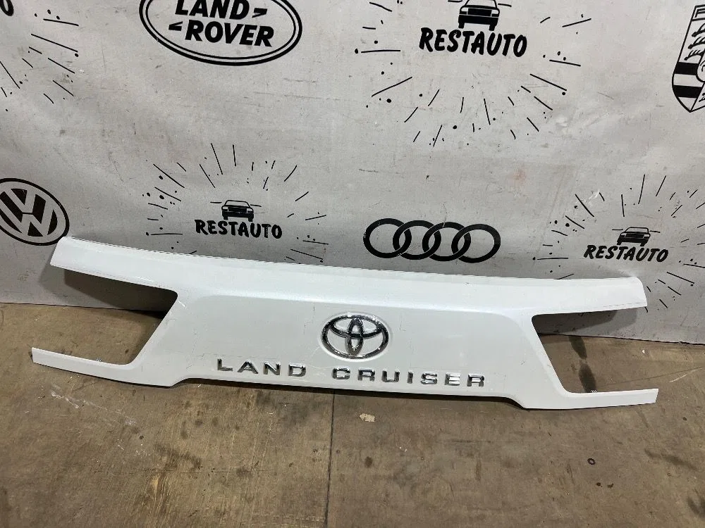 Накладка двери багажника Toyota Land Cruiser 300 (2021—2026), фото 1